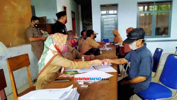 Bantuan dana Covid-19 tahap VI kembali diterima warga Desa Kertahayu, Kecamatan Pamarican, Kabupaten Ciamis, Jawa Barat, Senin (12/10/2020). Foto: Suherman/HR.