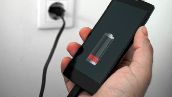Jangan menggunakan charger palsu! risiko HP rusak hingga meledak. Foto : Ilustrasi/Net.