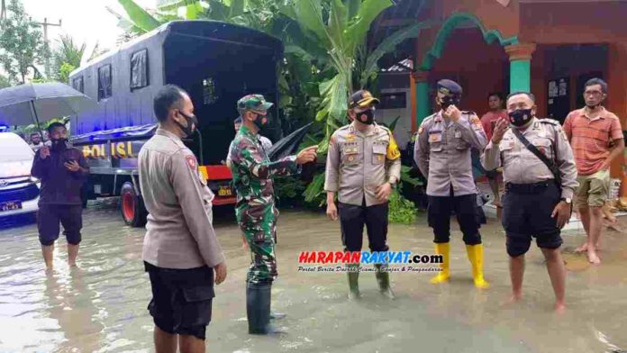 Kapolres Ciamis imbau warga harus tetap waspada terhadap gangguan 3C (curat.curas, dan curanmor), pasca bencana banjir di wilayah Kecamatan Banjarsari, Kabupaten Ciamis, Jawa Barat. Foto: Fahmi Albartiansyah/HR.