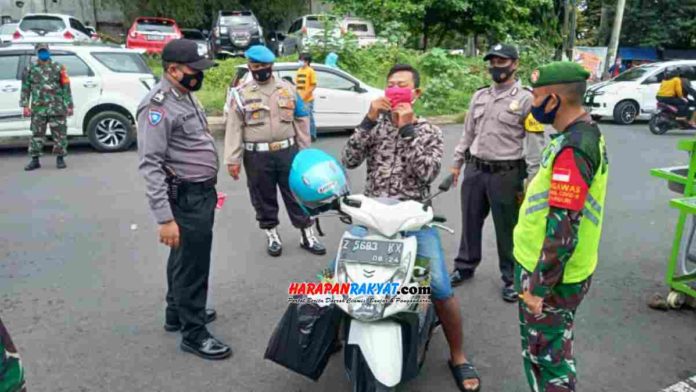 Positif Covid-19 di Ciamis meningkat membuat jajaran kepolisian Polres Ciamis, Polda Jabar, melalui Polsek Ciamis terus gencar sosialisasikan 3M di tempat-tempat keramaian. Foto: Fahmi Albartiansyah/HR.