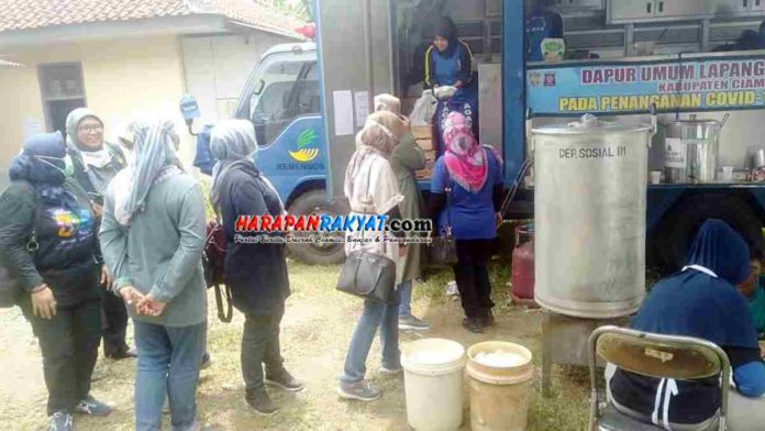 Ketua PKK Kabupaten Ciamis Tinjau Lokasi Banjir di Banjarsari