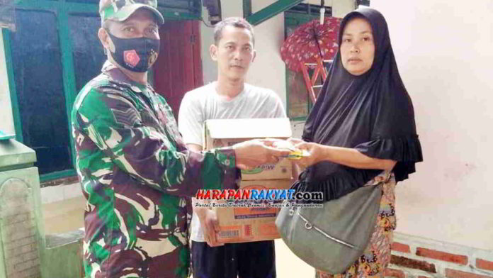 Korban Banjir di Ciamis Sumringah Dapat Bantuan Mie Instan dari Anggota TNI