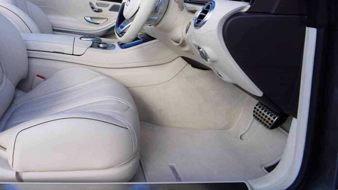 Membersihkan Karpet Mobil