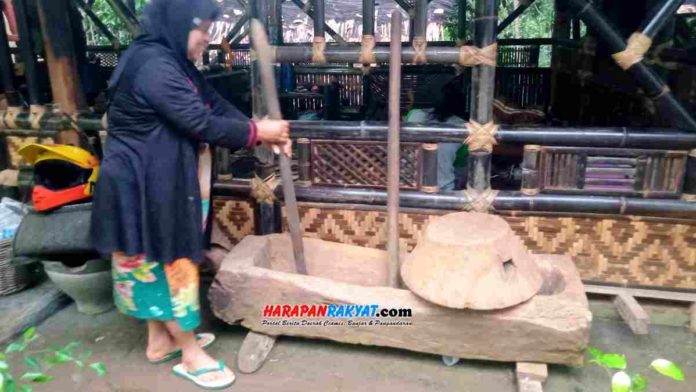 Lesung berumur ratusan tahun dirawat budayawan Pangandaran. Foto: Enceng/HR.