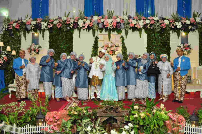 Model Kebaya Seragam Keluarga Pengantin Memeriahkan Suasana