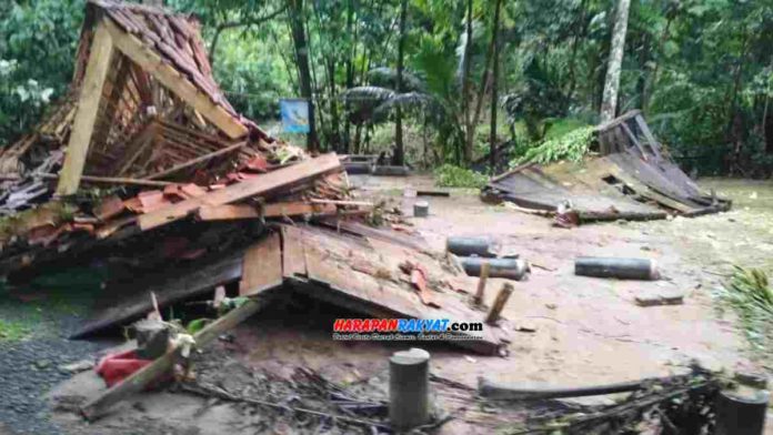 Kawasan obyek wisata Santirah Pangandaran, Jawa Barat, mengalami sejumlah kerusakan akibat banjir bandang yang terjadi Senin (27/10/2020) lalu. Foto : Enceng/HR.