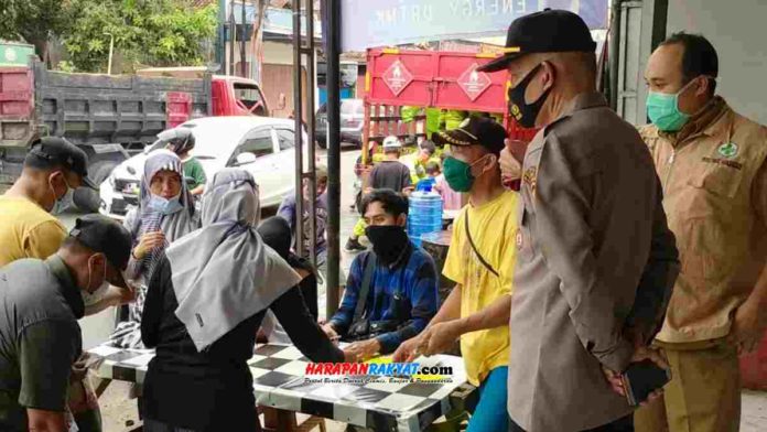 Operasi pasar di Banjarsari dipantau petugas Satgas Covid-19 Kecamatan Banjarsari, Kabupaten Ciamis, Jawa Barat, Selasa (20/10/2020). Foto: Suherman/HR.