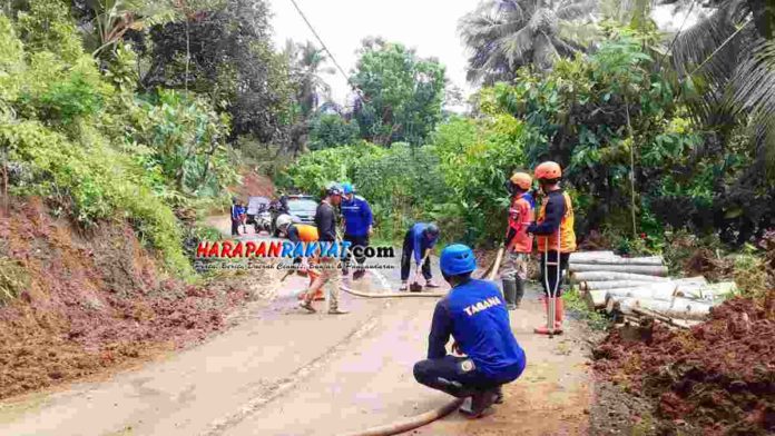 Pasukan Relawan Bersihkan Jalan Banjaranyar Ciamis yang Tertimbun Longsor
