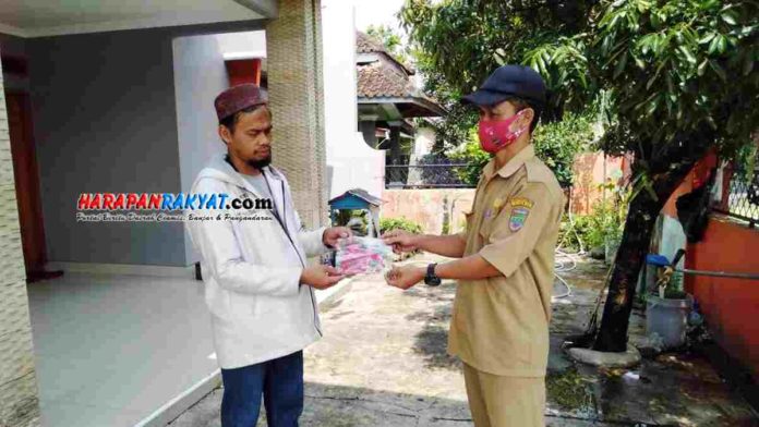 Pemdes Cikaso Ciamis Bagikan Ribuan Masker ke Warga