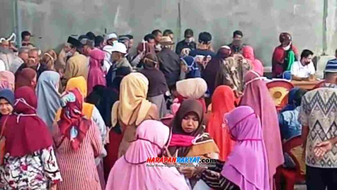 Pencairan Bantuan Sosial Tunai (BST) di Kantor Desa Kertahayu, Kecamatan Pamarican, Kabupaten Ciamis, Jawa Barat, terkesan mengabaikan protokol kesehatan, Sabtu (17/10/2020). Foto: Suherman/HR.