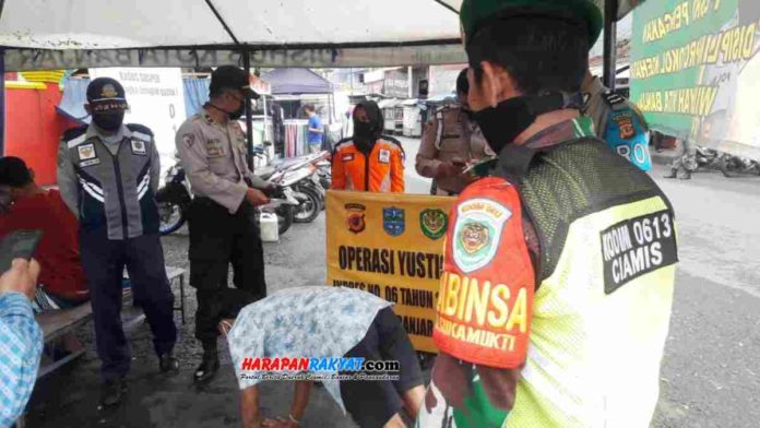 Petugas TNI dan Polri melakukan pemantauan penggunaan masker di Kota Banjar. Foto: Hendra Irawan/HR.