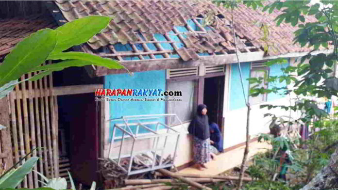 Pohon Tumbang Timpa Rumah Warga di Cipaku Ciamis