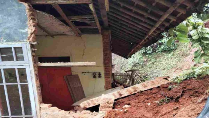 Puluhan Rumah Rusak Diterjang Bencana Longsor di Kalijaya Ciamis