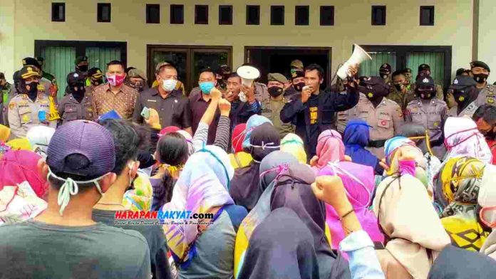 Jadi tumbal krisis, ratusan buruh di Kota Banjar tolak UU Cipta Kerja. Foto: Muhlisin/HR.