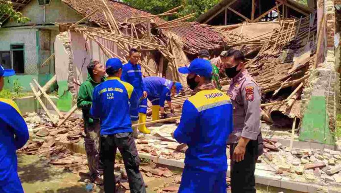Rumah Warga Ambruk