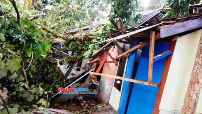 Rumah warga rusak parah akibat tertimpa pohon tumbang saat hujan angin melanda wilayah Kabupaten Ciamis, Jawa Barat, Kamis (29/10/2020). Foto : Eli Suherli/HR.