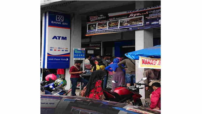 Saat Cek BLT UMKM, Antrian Warga Ciamis di Bank Abaikan Prokes