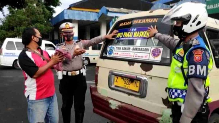 Satlantas Polres Banjar Ajak Awak Angkutan Edukasi 'Ayo Pakai Masker'