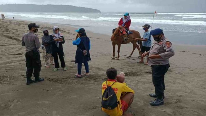 Satpol Air Polres Ciamis Ingatkan Prokes 3M ke Pengunjung Pangandaran