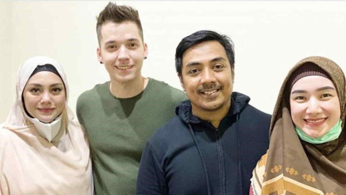 Stefan William dan Istrinya Masuk Islam, Benarkah? Ini Kata Ustad Riza