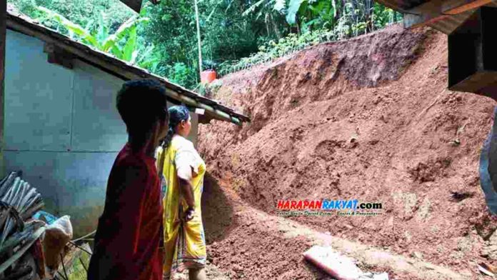 Tebing setinggi 10 meter di Kecamatan Baregbeg, Kabupaten Ciamis, longsor akibat terkikis air hujan, dan mengancam rumah salah seorang warga.