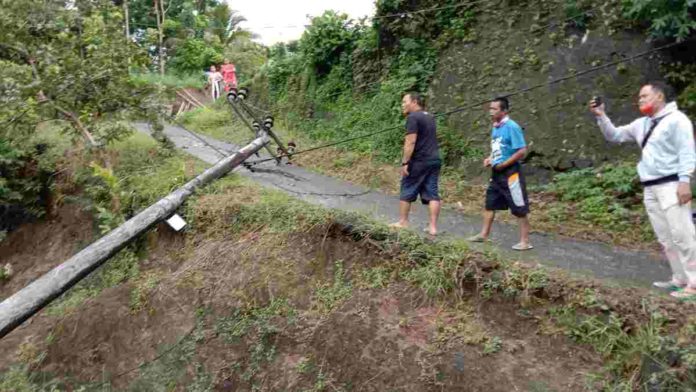 tiang listrik di Pangandaran roboh