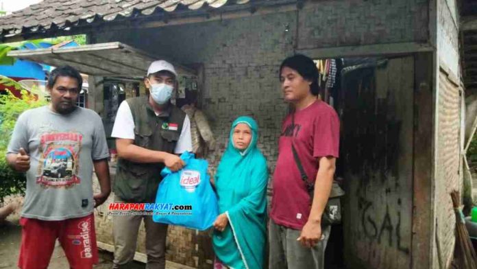 Tim Jabar Bergerak Ciamis berikan bantuan sembako bagi warga korban rumah rusak yang ada di Kecamatan Banjarsari dan Banjaranyar, Kabupaten Ciamis. Foto: Fahmi Albartiansyah/HR.