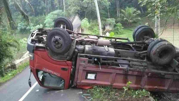 Truk Pengangkut Keramik Terjungkal