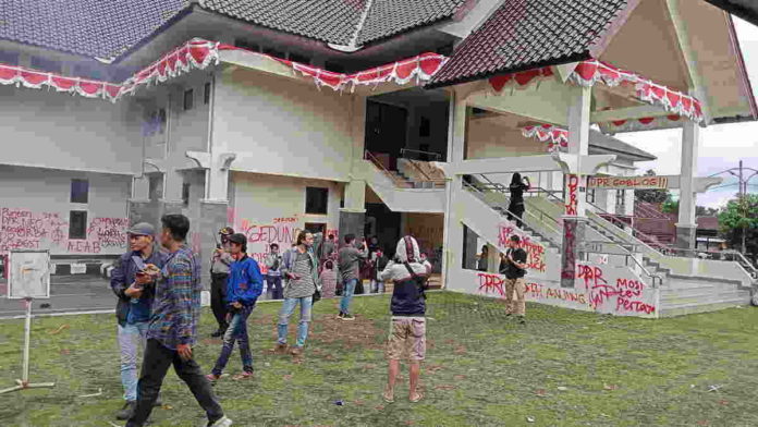 Tulisan ‘DPR Goblog’ Hiasi Dinding Gedung DPRD Kota Tasikmalaya