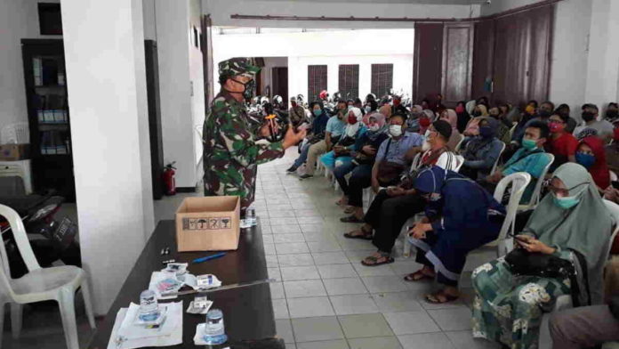 Warga Banjar Penerima Bantuan UMKM Ngantri di Bank