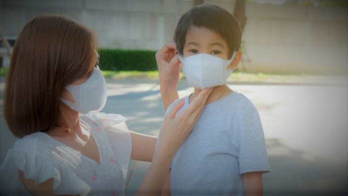 mengajarkan anak pakai masker