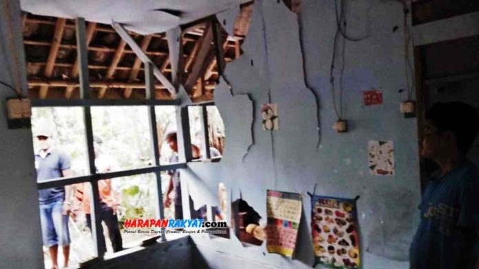 Rumah hancur tersambar petir di Desa Saguling, Kecamatan Baregbeg, Kabupaten Ciamis, Jawa Barat, Kamis (29/10/2020). Foto: Eli Suherli/HR.