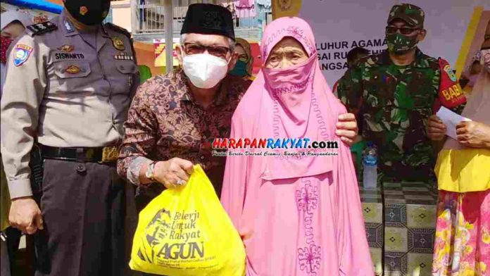 Agun Berbagi dengan Korban Banjir di Ciamis