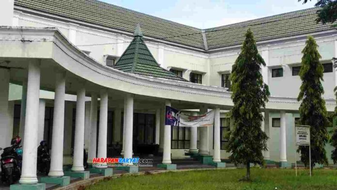 Kasus Covid-19 terus meningkat, Ciamis harus punya tempat karantina. Asrama haji salah satunya yang bisa digunakan untuk isolasi. Foto: Eli Suherli/HR.