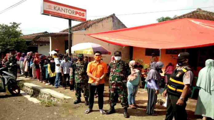 Awasi Prokes 3M saat Penyaluran BLT di Kantor Pos Pangandaran