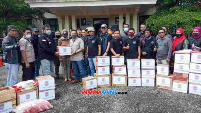 BPKD Ciamis salurkan bantuan logistik bagi korban banjir di wilayah Kecamatan Banjarsari, Kabupaten Ciamis, Jawa Barat, Minggu (01/11/2020). Foto: Suherman/HR.