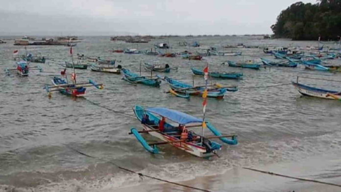 Cuaca Buruk, Nelayan Pangandaran Tak Pergi Melaut