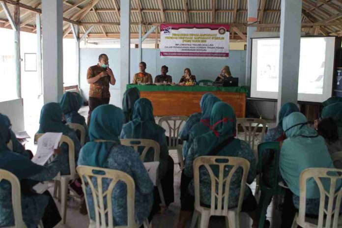 Dosen Universitas Galuh (Unigal) menyosialisasikan trauma healing kepada kader PKK di Desa Pajaten, Kecamatan Sidamulih, Kabupaten Pangandaran.