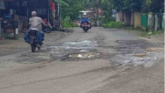 Jalan Berlubang di Parakanmanggu Pangandaran Bahayakan Pengendara