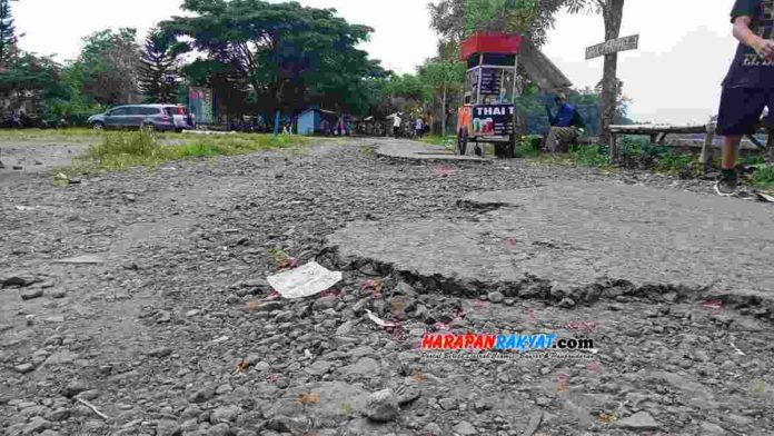 Jalan di Situ Gede, Mangkubumi, Kota Tasikmalaya, Jawa Barat, kondisinya rusak parah. Foto: Apip Wilianto/HR.
