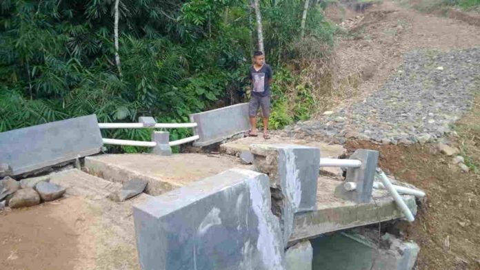 Jembatan Penghubung di Desa Jayasari Pangandaran Ambruk