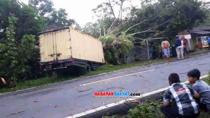 Kecelakaan tunggal di Ciamis, sebuah mobil box bernopol D 8051 CG mengalami menabrak pohon di Jalan Raya Banjar-Pangandaran. Foto: Suherman/HR.