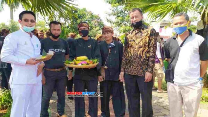 PKL Alun-alun Ciamis, Jawa Barat, diwajibkan memakai pakaian khas Sunda, yaitu baju pangsi lengkap dengan iket batik ketika berjualan. Foto: Eli Suherli/HR.