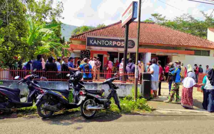 Kerumunan Warga Abaikan Prokes Terjadi Lagi di Kantor Pos Pamarican Ciamis