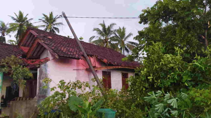 Lima Rumah Warga Bantarsari Pamarican Ciamis Rusak Akibat Hujan Angin