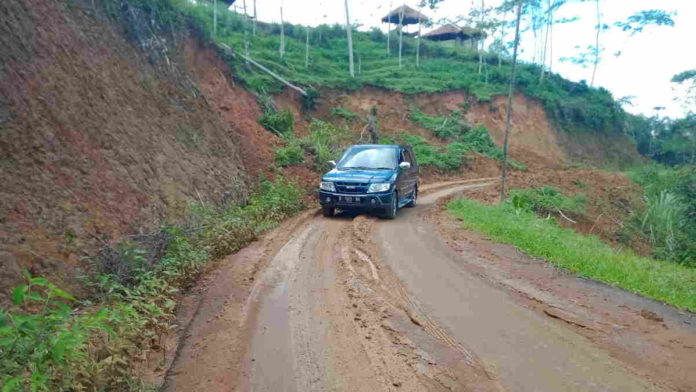 Material Longsor Tutupi Jalan Penghubung Pangandaran-Tasikmalaya