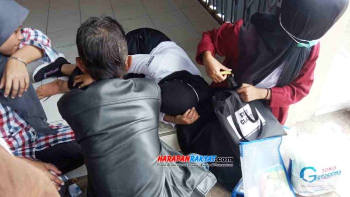 Mobil senggol motor, seorang pelajar SMKN 1 Kawali, Kabupaten Ciamis, Jawa Barat, terpental ke pinggir jalan. Foto: Edji Darsono/HR.