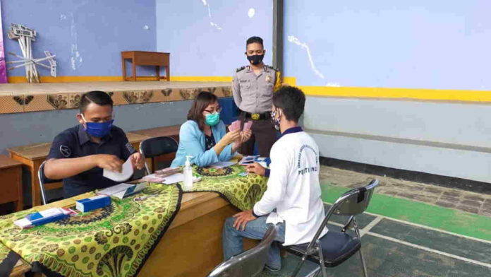 Pastikan Terapkan Prokes, Polsek Cipaku Ciamis Pantau Penyaluran BSPS