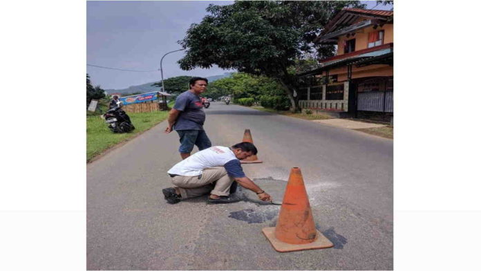 Peduli Keselamatan Pengendara, Warga Banjar Tambal Jalan Berlubang
