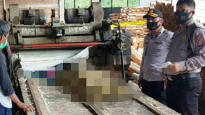 Pekerja wanita di Tasikmalaya, Jawa Barat, tewas di pabrik kayu tempatnya bekerja, setelah tubuhnya terseret mesin pengupas kayu, Jum’at (13/11/2020). Foto: istimewa.